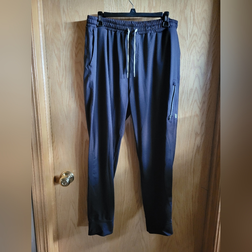 Vuori Black Sweatpants with Elastic Waistband and Tapered Fit